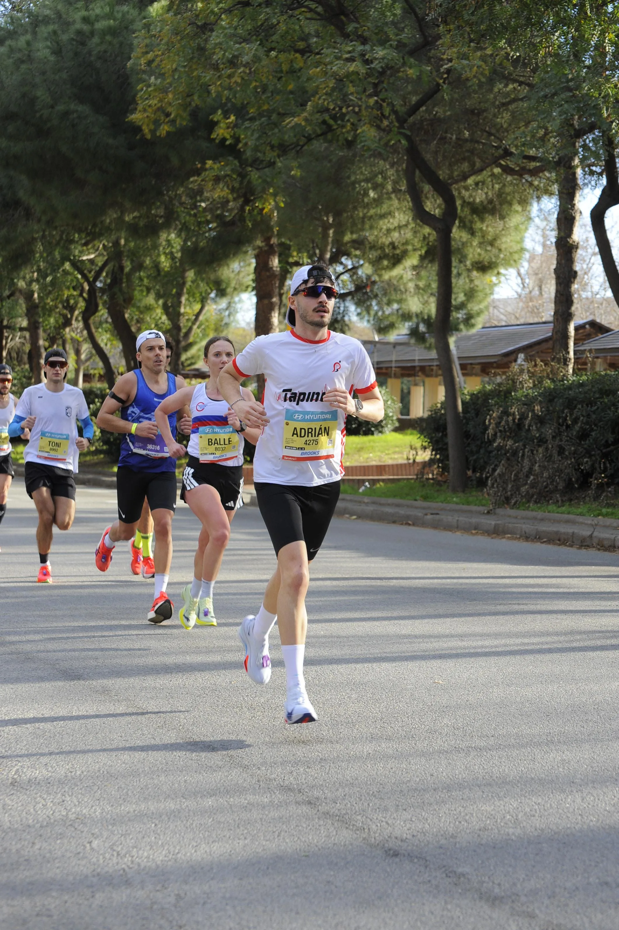 Adrián del Álamo cruzando la meta en una carrera popular